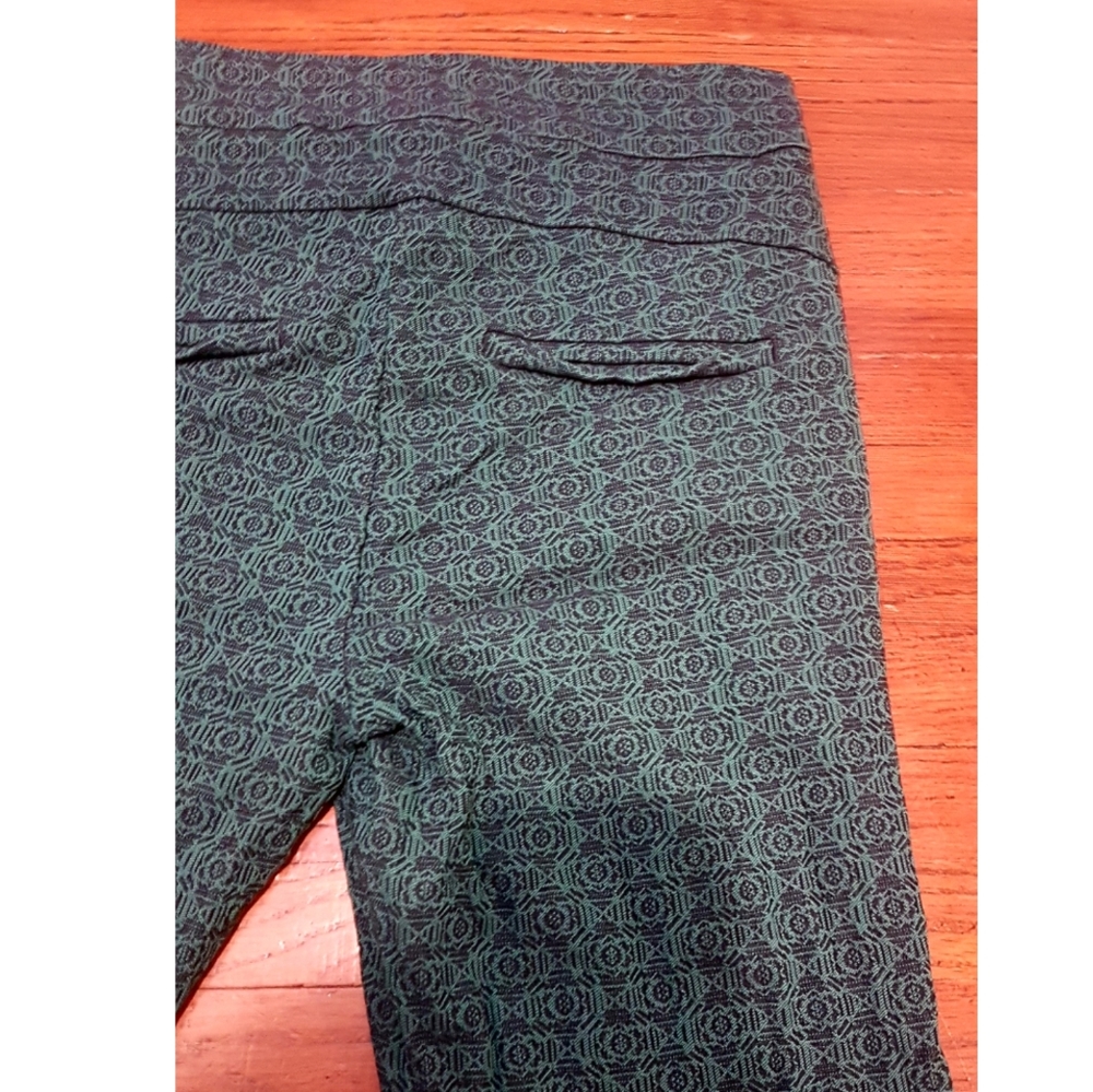 ▪ RW&CO ▪︎ Forest green cropped pants 🍦2/$11 - Picture 2 of 5